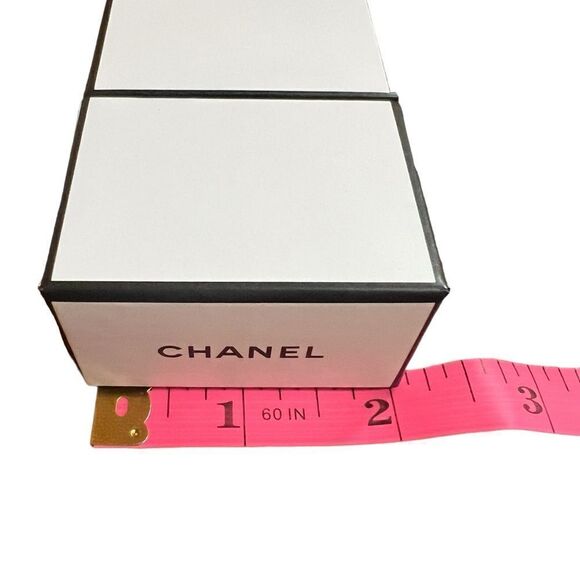CHANEL Small Gift Box - Picture 6 of 9